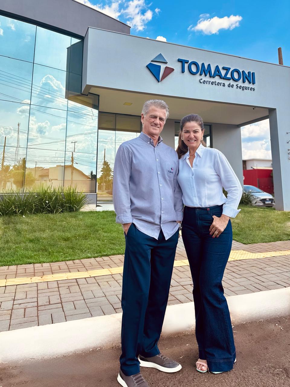 Deoni e Veronice Tomazoni em frente à sede